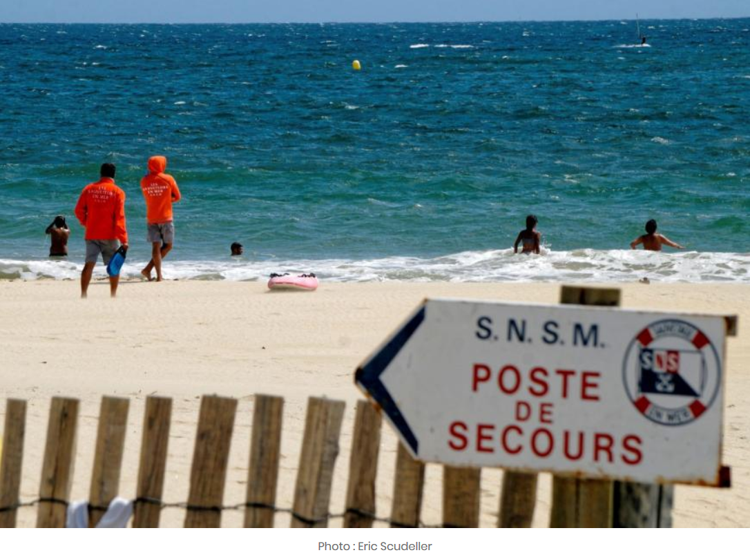 Signalétique orientant vers un poste de secours SNSM